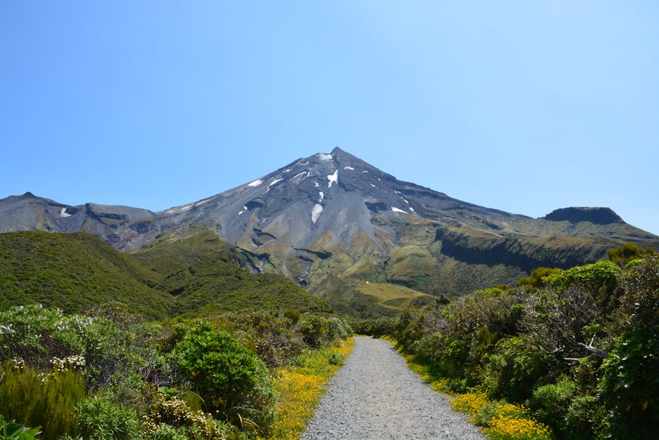 埃格蒙特夏季能见度最好,登山要赶在午后起雾前
